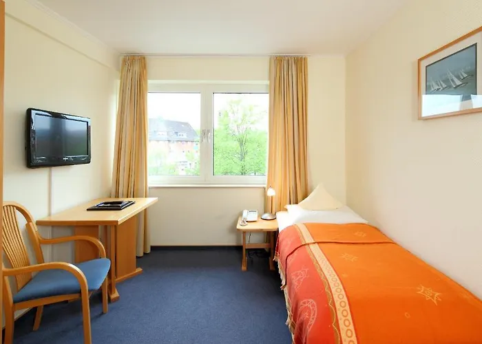 Hotel Am Segelhafen&free Parking 3*